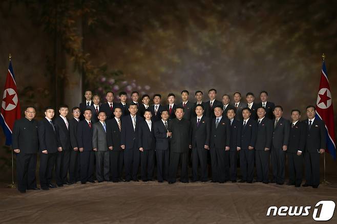 (평양 노동신문=뉴스1) = 김정은 북한 조선노동당 총비서(가운데)가 11일 극초음속 무기 연구 개발 부문의 핵심 성원들을 당 중앙위원회 본부청사로 불러 축하인사를 전하고 함께 기념사진을 찍었다. [국내에서만 사용가능. 재배포 금지. DB 금지. For Use Only in the Republic of Korea. Redistribution Prohibited] rodongphoto@news1.kr