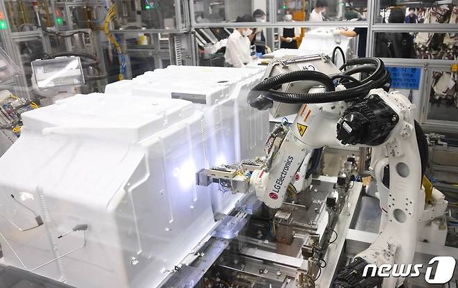 LG전자 통합생산동의 냉장고 생산라인에서 로봇이 냉장고를 조립하는 모습. (LG전자 제공) 2021.9.16/뉴스1