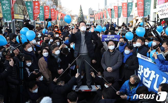 매타버스 시즌2 민생투어를 재개한 이재명 더불어민주당 대선 후보가 16일 오후 강원도 강릉시 중앙성남전통시장에서 열린 즉석 거리연설에서 지지를 호소하고 있다. 2022.1.16/뉴스1 © News1 오대일 기자