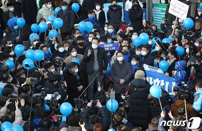 매타버스 시즌2 민생투어를 재개한 이재명 더불어민주당 대선 후보가 16일 오후 강원도 강릉시 중앙성남전통시장에서 열린 즉석 거리연설에서 지지를 호소하고 있다. 2022.1.16/뉴스1 © News1 오대일 기자