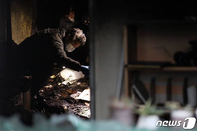 16일 오후 서울시 관악구 봉천동 서울대 관악학생생활관(기숙사)에서 화재가 발생해 경찰 과학수사대원이 현장조사를 하고 있다. 2022.1.16/뉴스1 © News1 황기선 기자