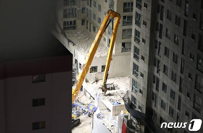 16일 오후 광주 서구 화정동 '현대산업개발 아파트 신축공사 붕괴사고' 현장에서 소방당국이 콘크리트 등 장애물 제거를 위한 야간 작업을 진행하고 있다.  2022.1.16/뉴스1 © News1 박준배 기자