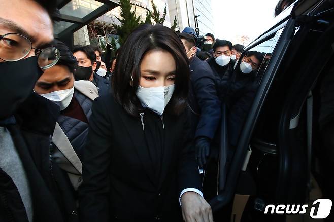 윤석열 국민의힘 대선후보의 부인인 김건희씨가 26일 서울 여의도 중앙당사에서 허위 학·경력 의혹 논란과 관련해 대국민 사과문을 발표한뒤 당사를 나와 차량에 탑승하고 있다. 2021.12.26/뉴스1 © News1 이동해 기자