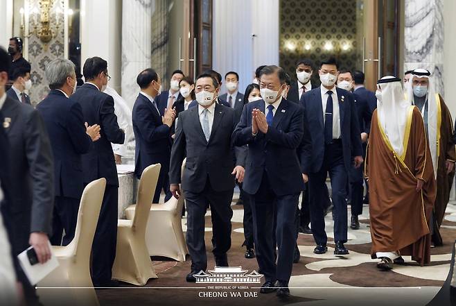 문재인 대통령이 16일(현지시간) 아랍에미리트(UAE) 두바이의 한 호텔에서 열린 한-UAE 수소협력 비즈니스 라운드 테이블에 참석하고 있다.(청와대 페이스북) 2022.1.16/뉴스1