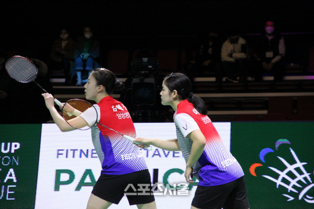 Lee Yu-rim (right) and Hye-jeong Kim of Samsung Life Insurance.  Provided by | Korea Industrial Badminton Federation