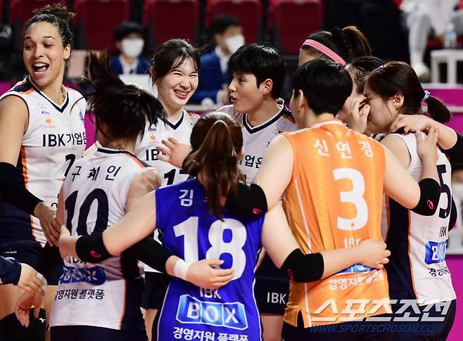 경기 종료 후 동료들과 함께 승리의 기쁨을 나누고 있는 김희진.