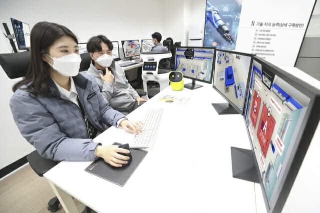 KT가 한국로봇산업진흥원과 함께 ‘5세대 통신망 첨단제조 실증환경 테스트베드 구축 사업’ 계약을 체결했다고 16일밝혔다.