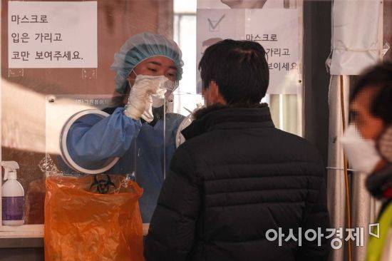 코로나19 신규 확진자가 4194명 발생한 16일 서울역광장에 마련된 임시선별검사소를 찾은 시민들이 검사를 받고 있다./강진형 기자aymsdream@