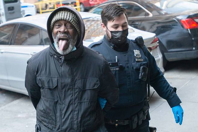 15일 뉴욕 지하철 역사 살인사건의 용의자 마셜 사이먼(61)이 도망쳤다가 경찰에 연행되는 모습. 취재진에게 혀를 내밀고 있다. 전과자이며 정신병 이력도 있는 것으로 알려졌다. /뉴욕포스트