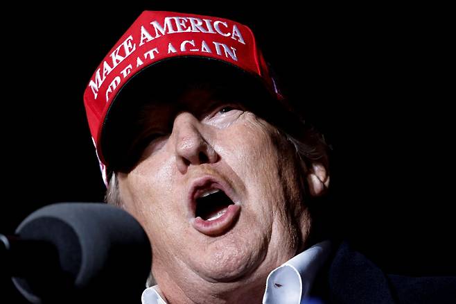 도널드 트럼프 전 미 대통령이 15일(현지 시각) 미 애리조나주 외곽 도시 플로렌스에서 새해 첫 집회에 참석해 발언하고 있다. /로이터 연합뉴스