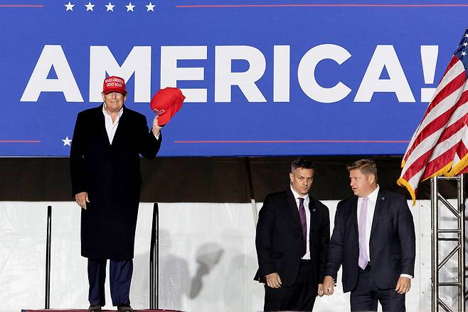 도널드 트럼프 전 미국 대통령이 15일(현지 시각) 애리조나주 외곽 도시 플로렌스에서 열린 집회 현장에 등장하고 있다. /로이터 연합뉴스