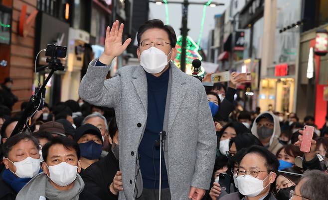 더불어민주당 이재명 대통령 후보가 15일 강원도 춘천시 명동거리를 방문, 시민들에게 지지를 호소하고 있다. /연합뉴스