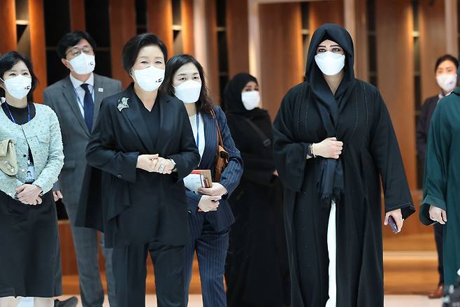 김정숙 여사가 16일(현지시간) 두바이 모하메드빈라시드(MBR) 도서관에서 열린  한-UAE 지식문화 교류식에서 라티파 빈트 모하메드 빈 라쉬드 알막툼 공주와 함께 입장하고 있다. /연합뉴스