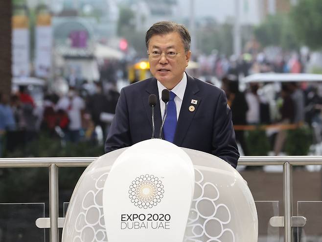 문재인 대통령이 16일(현지 시각) 두바이 엑스포 알 와슬 플라자에서 열린 두바이 엑스포 한국의 날 공식행사에서 연설하고 있다. /연합뉴스