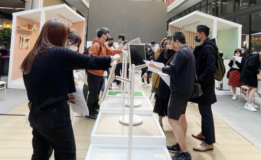 홍콩 센트럴마켓에서 열린 'LG 스탠바이미' 론칭 행사를 찾은 관람객들이 제품을 살펴보고 있다. <LG전자 제공>