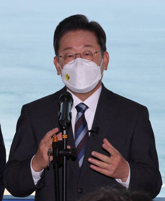 이재명 민주당 대선후보가 16일 강원도 고성군 통일전망대를 방문해 취재진의 질문에 답변하고 있다. 연합뉴스