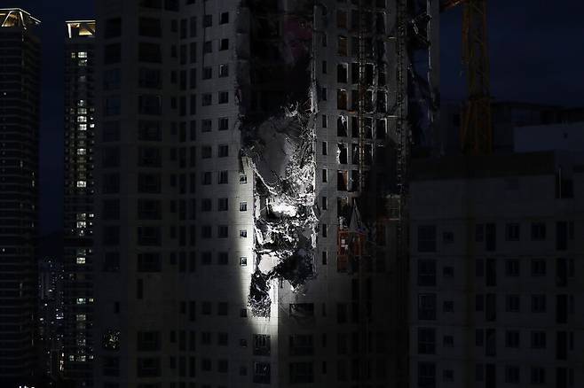 16일 저녁 붕괴사고가 일어난 광주 서구 화정아이파크 아파트 신축공사 현장 무너진 외벽에 야간 구조작업을 위한 조명이 비치고 있다.