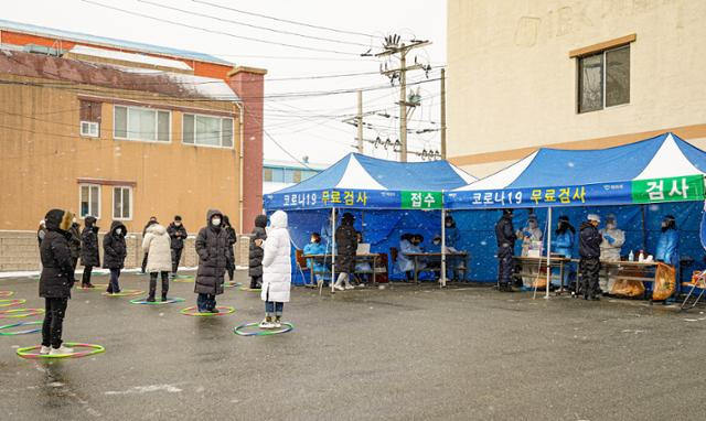 지난 13일 전남 목포시 임시검사소에서 주민들이 코로나19 진단검사를 받기 위해 줄을 서서 기다리고 있다. 목포시 제공