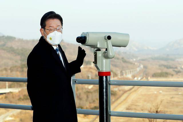 이재명 더불어민주당 대선후보가 16일 강원 고성군 통일전망대를 방문해 전망대 주변을 바라보고 있다. 고성=뉴시스