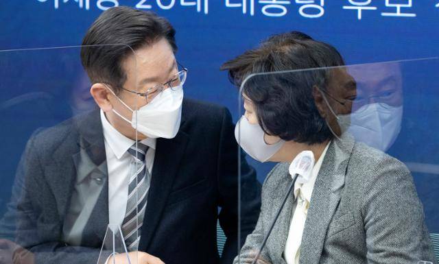 이재명(왼쪽) 더불어민주당 대선 후보가 지난달 16일 오전 서울 여의도 더불어민주당 중앙당사에서 열린 사회대전환위원회 출범식에서 추미애 위원장과 대화하고 있다. 뉴스1