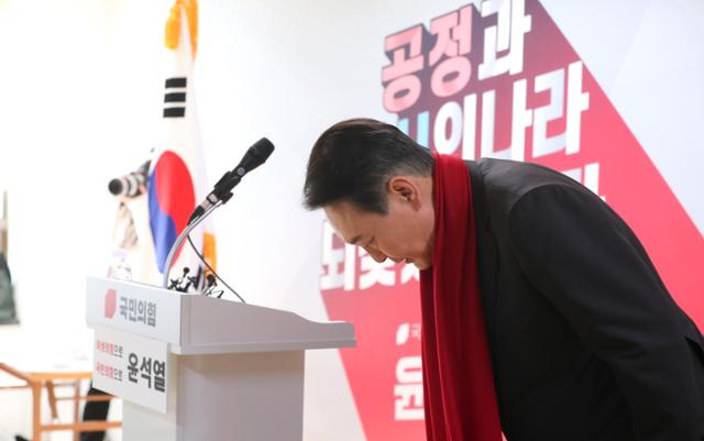 윤석열 국민의힘 대선 후보가 16일 오후 서울 영등포구 대하빌딩에서 열린 국민의힘 여성지방의원 임명장 수여식에 참석해 발언 뒤 인사를 하고 있다. 뉴시스