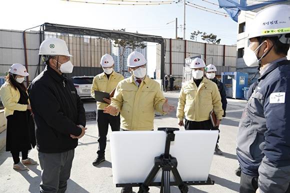 지난14일 정헌율 익산시장(가운데)이 익산시에 시공중인 아파트 건설 현장에서 특별 안전 점검을 실시하고 있다.[사진=익산시청]