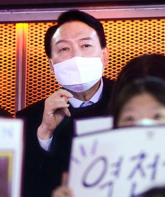 윤석열 국민의힘 대선 후보가 12일 '리그오브레전드 챔피언스 코리아(LCK) 2022 스프링' 개막전을 관전하고 있다 [연합뉴스]