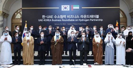 문재인 대통령이 16일(현지시간) 두바이 한 호텔에서 열린 한-UAE 수소협력 비즈니스 라운드 테이블에서 참석자들과 기념촬영을 하고 있다. 맨 앞줄 왼쪽부터 휴 마이드 빈 살렘 UAE 연방상의 사무총장, 임종석 외교안보특별보좌관, 압둘라 알 누아이미 주한 UAE대사, 문승욱 산업통상자원부 장관, 압둘라 알 마즈로이 UAE 연방상의 회장, 문재인 대통령, 구자열 한국무역협회 회장, 수하일 알 마즈로이 에너지인프라부 장관, 알리 알다헤리 빈하르말그룹, 무사바 알카비 무바달라 UAE 투자대표, 누라 알타미미 대싱인터내셔널그룹 회장. 연합뉴스