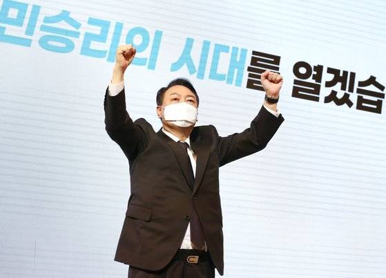윤석열 국민의힘 대선 후보가 16일 오후 서울시 마포구 케이터틀 에서 열린 국민의힘 서울시당 선거대책위원회 필승 결의대회 에서 결의를 다지고 있다. 국회사진기자단
