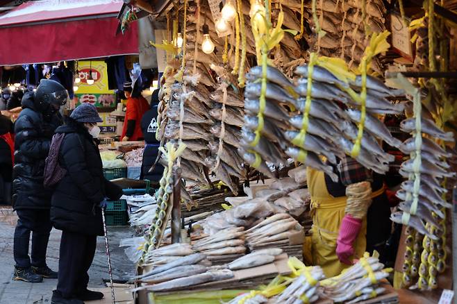 서울 동대문구 청량리농수산물시장에 지난 11일 시민들이 장을 보고 있다. 연합뉴스