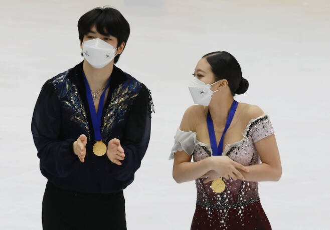 차준환(왼쪽)과 유영이 지난 9일 열린 2022 베이징 동계올림픽 피겨 국가대표 선발전에서 우승한 뒤 기뻐하고 있다.  연합뉴스