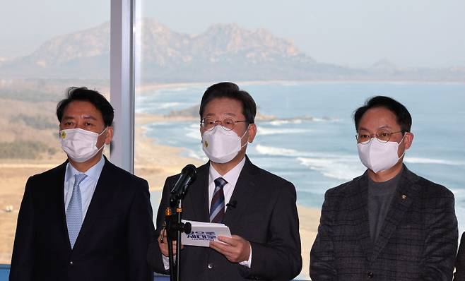 “특별한 희생엔 특별한 보상 있어야” 이재명 더불어민주당 대선 후보(가운데)가 16일 강원 고성군 통일전망대에서 강원도 공약을 발표하고 있다.  연합뉴스