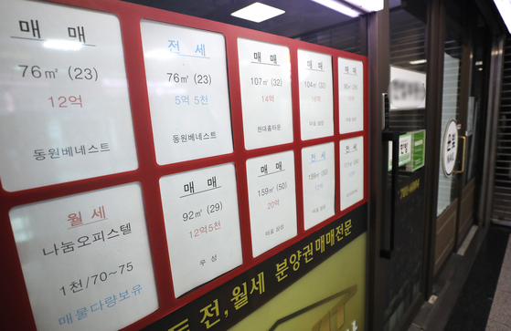 The prices of apartments on sale and for rent are posted on the wall of a real estate agency in Seoul on Sunday. The price of apartments in Korea started to fall in November, including those located in Seoul. The index for apartment transactions in Seoul dropped 0.79 percent in November compared to a month earlier, according to Korea Real Estate Board. [NEWS1]