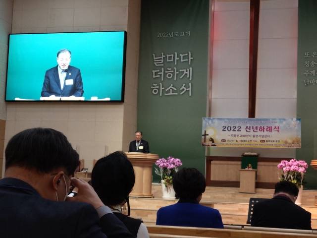 윤재봉 목사가 합심 기도회를 인도하고 있다.