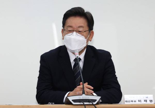 이재명 더불어민주당 대선 후보가 지난 15일 강원 춘천시 강원도의회에서 열린 강원도 18개 시군 번영회장 간담회에서 인사말을 하고 있다. [사진 = 연합뉴스]