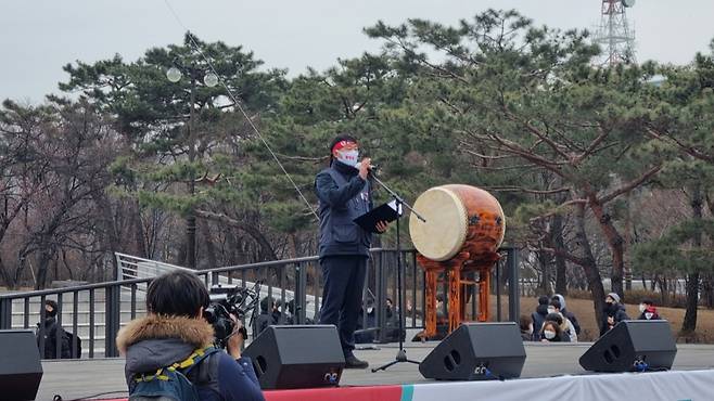 양경수 전국민주노동조합총연맹 위원장이 15일 오후 3시쯤 서울 영등포구 여의도 공원에서 열린 '민중총궐기' 연단에 올라 대회사를 전하고 있다. 양 위원장은 지난해 7월 방역수칙을 어기고 도심 대규모 집회를 주최해 같은 해 11월 징역형에 집행유예를 선고받았다./사진=조성준 기자