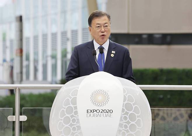 [두바이=뉴시스] 김진아 기자 = 문재인 대통령이 16일(현지시간) 아랍에미리트 두바이 엑스포 알 와슬 플라자에서 열린 두바이 엑스포 한국의 날 공식행사에서 연설을 하고 있다. 2022.01.16.