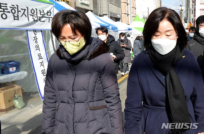 [광주=뉴시스] 김혜인 기자 = 정의당 심상정 대선후보가 16일 광주 서구 현대아이파크 붕괴 현장을 찾아 사고 현장을 둘러본 후 이동하고 있다. 2022.01.16.hyein0342@newsis.com