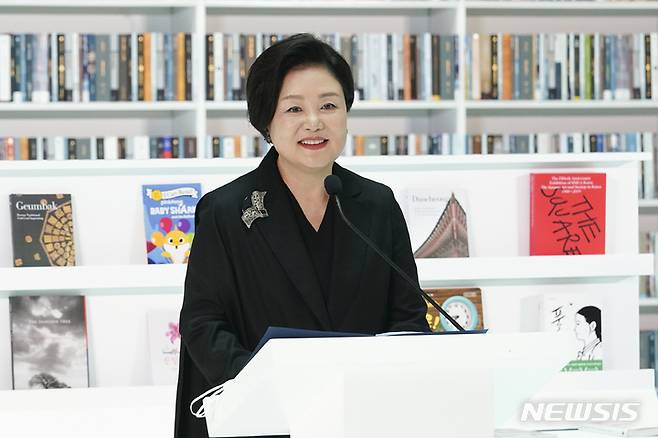 [두바이=뉴시스] 김진아 기자 = 김정숙 여사가 16일(현지시간) 아랍에미리트(UAE) 두바이 모하메드빈라시드(MBR) 도서관에서 열린 한-UAE 지식문화 교류식에서 축사를 하고 있다.  2022.01.16. bluesoda@newsis.com