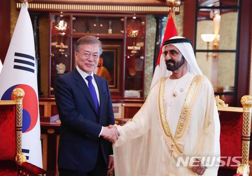 【두바이(아랍에미리트)=뉴시스】전신 기자 = 문재인 대통령이 27일 아랍에미리트 두바이 자빌궁에서 모하메드 빈 라시드 알 막툼 UAE 총리 겸 두바이 통치자를 만나 악수를 하고 있다. 2018.03.27.  photo1006@newsis.com