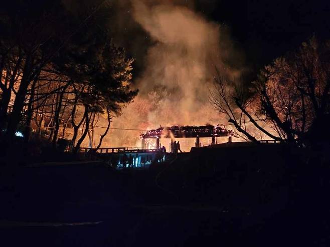 16일 오전 부산 영도구의 한 사찰에서 불이 났다.  부산경찰청 제공