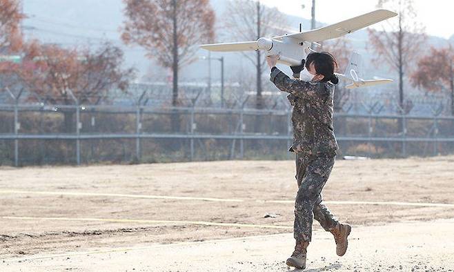 육군 장병이 대대급 무인정찰기를 이륙시키고 있다. 세계일보 자료사진