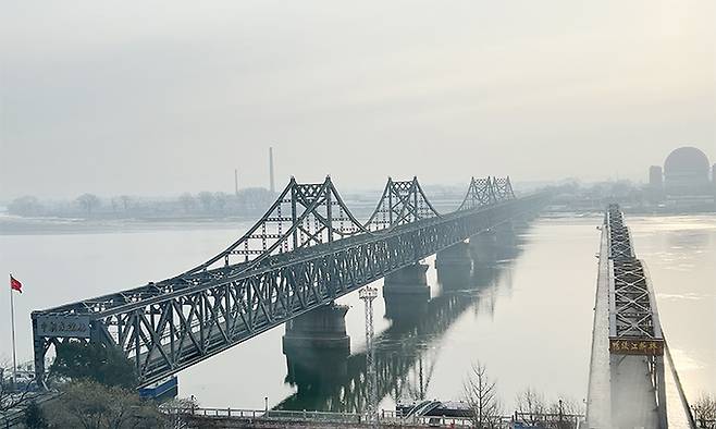 지난 10일 북중 접경지역인 랴오닝성 단둥에서 바라본 중조우의교(왼쪽)와 압록강단교의 모습. 다리 건너편으로 북한 신의주가 보인다. 연합뉴스