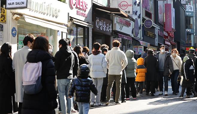 16일 서울 중구 명동거리에 시민들이 점심을 먹기 위해 줄 서 있다. 뉴스1