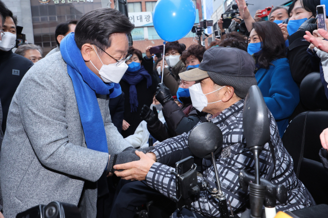 이재명 더불어민주당 대선 후보가 15일 춘천을 방문해 지지자들과 악수하고 있다. /연합뉴스