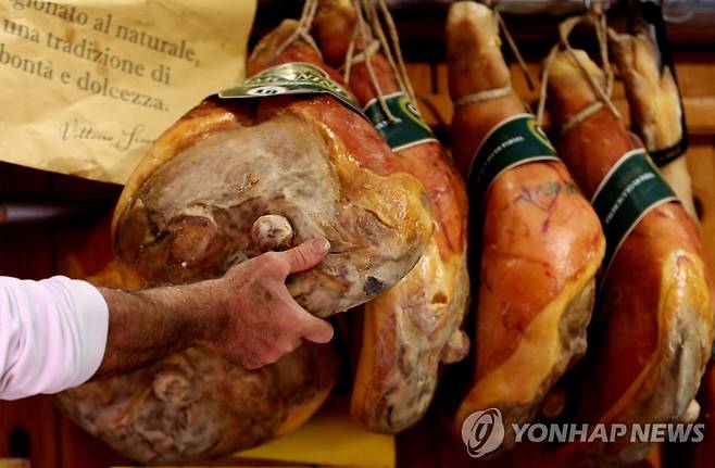 이탈리아의 육류 상점에 걸린 프로슈토햄용 돼지고기 [로이터 연합뉴스 자료사진. 재판매 및 DB 금지]