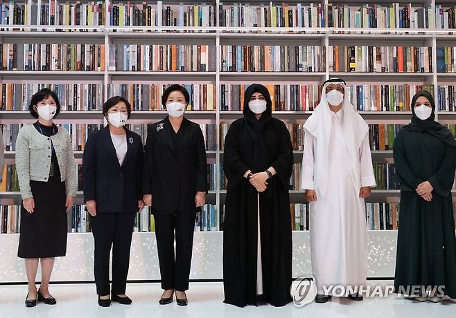 한-UAE 지식문화 교류식 기념촬영 (두바이=연합뉴스) 서명곤 기자 = 김정숙 여사가 16일(현지시간) 두바이 모하메드빈라시드(MBR) 도서관에서 열린  한-UAE 지식문화 교류식을 마친 뒤 라티파 빈트 모하메드 빈 라쉬드 알막툼 공주 등과 함께 기념촬영을 하고 있다. 왼쪽에서 두번째부터 서혜란 국립중앙도서관장, 김정숙 여사, 파티파 공주, 모하메드 살람 알마즈루이 MBR 도서관장.   2022.01.16 seephoto@yna.co.kr