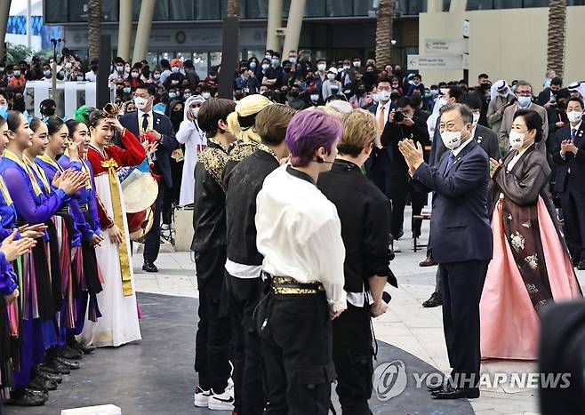 문화공연 출연진 격려하는 문재인 대통령 (두바이=연합뉴스) 서명곤 기자 = 문재인 대통령과 김정숙 여사가 16일(현지시간) 두바이 엑스포 알 와슬 플라자에서 열린 두바이 엑스포 한국의 날 공식행사에서 문화공연을 관람한 뒤 그룹 스트레이 키즈 등 출연진을 격려하고 있다. 2022.1.16 seephoto@yna.co.kr