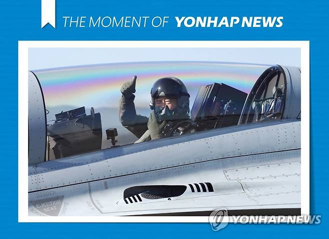 [모멘트] FA-50 탑승해 엄지손가락 들어 보이는 문 대통령 (성남=연합뉴스) 최재구 기자 = 문재인 대통령이 20일 경기도 성남시 서울공항에서 열린 2021 서울 국제 항공우주 및 방위산업 전시회 기념식에 FA-50 경공격기를 타고 참석, 엄지손가락을 들어 보이고 있다. 2021.10.20 [THE MOMENT OF YONHAPNEWS] jjaeck9@yna.co.kr