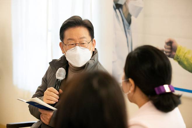 더불어민주당 이재명 대선후보가 17일 오전 서울 강서구 이화여대 서울병원 보구녀관에서 열린 청년 간호사들과 간담회에서 남궁선 이대서울병원 심장혈관중환자실 주임간호사 (오른쪽)의 발언을 듣고 있다. (사진= 국회사진기자단)